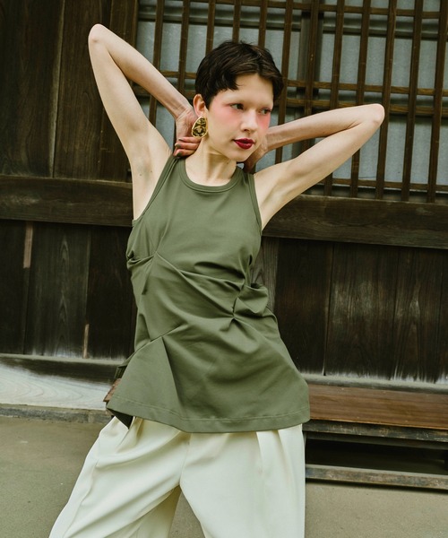 线条开衩褶裥上衣 3